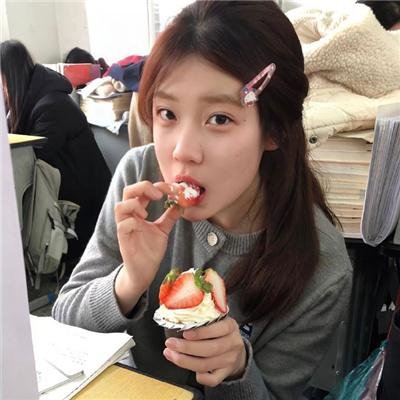 向天真的女生投降